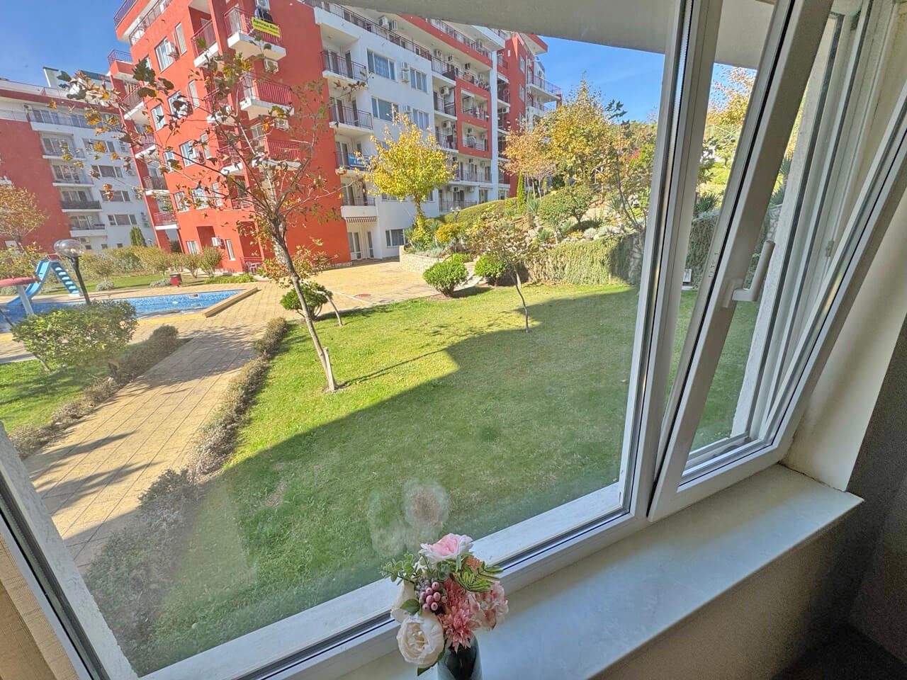Charmantes Studio in erster Meereslinie in Sveti Vlas – eine beeindruckende Anlage mit zahlreichen Swimmingpools und weiteren Annehmlichkeiten