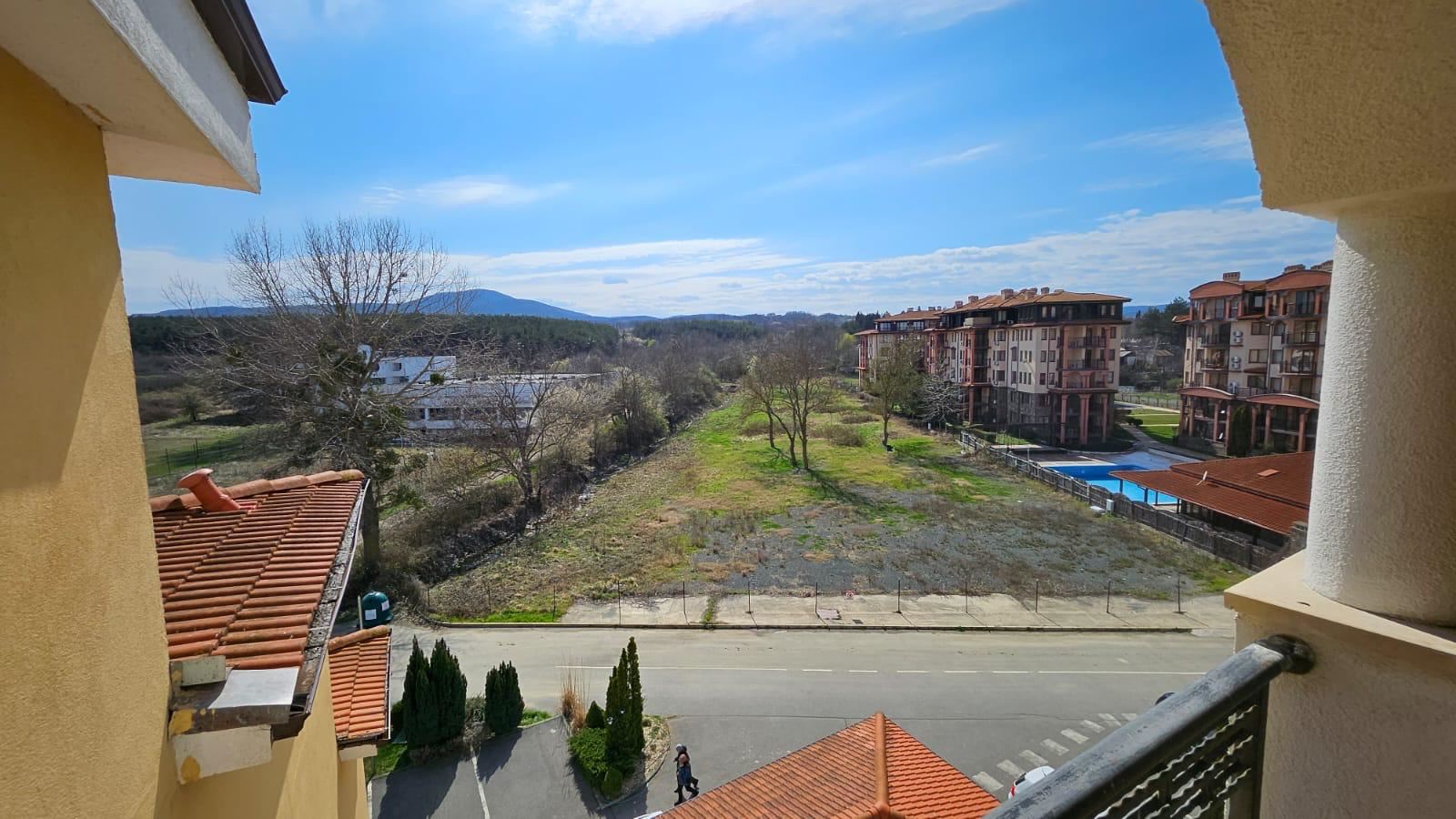 Geräumige Einzimmerwohnung in erster Meereslinie in Zarewo mit vollständiger Möblierung
