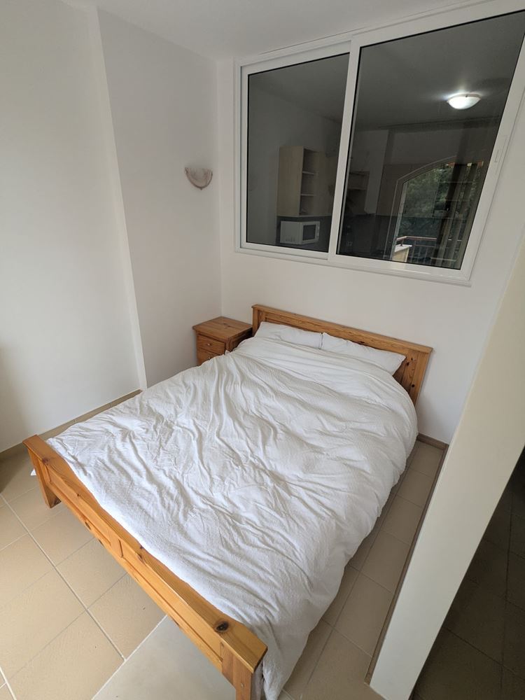 Geräumige Drei-Zimmer-Wohnung mit frontalem Meerpanorama in einer Anlage in Ravda