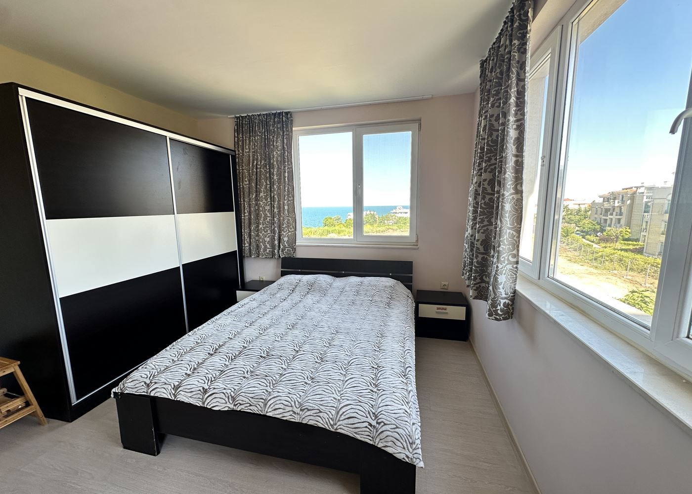 Geräumige 2-Zimmer-Wohnung mit Panoramablick auf das Meer in Tschernomorez – ein bezugsfertiges Zuhause am Meer