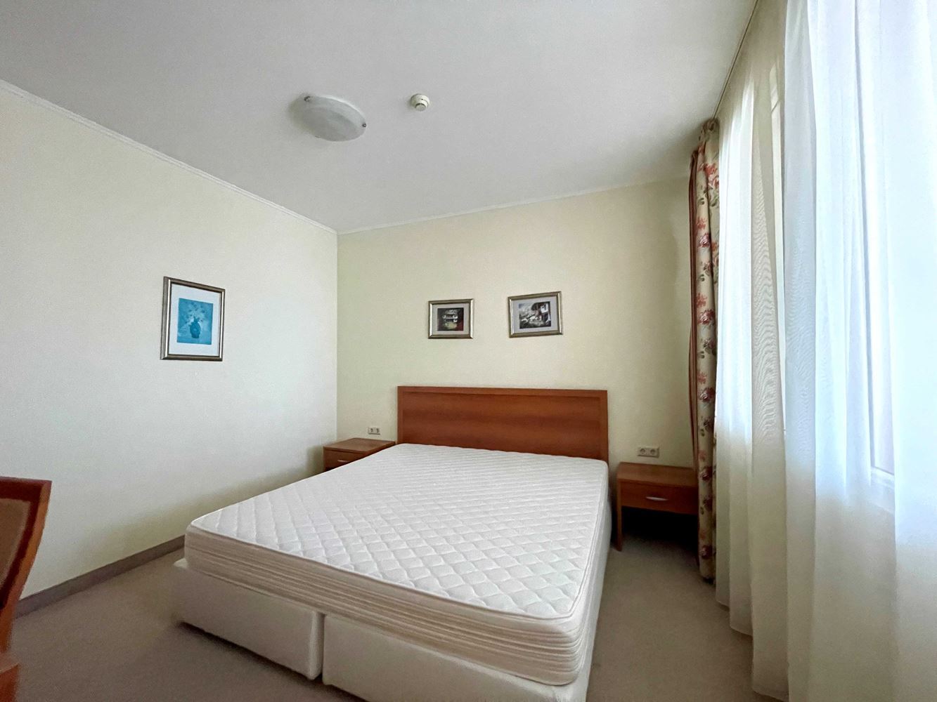 Geräumige Wohnung mit einem Schlafzimmer in erster Meereslinie in Pomorie mit Meerblick