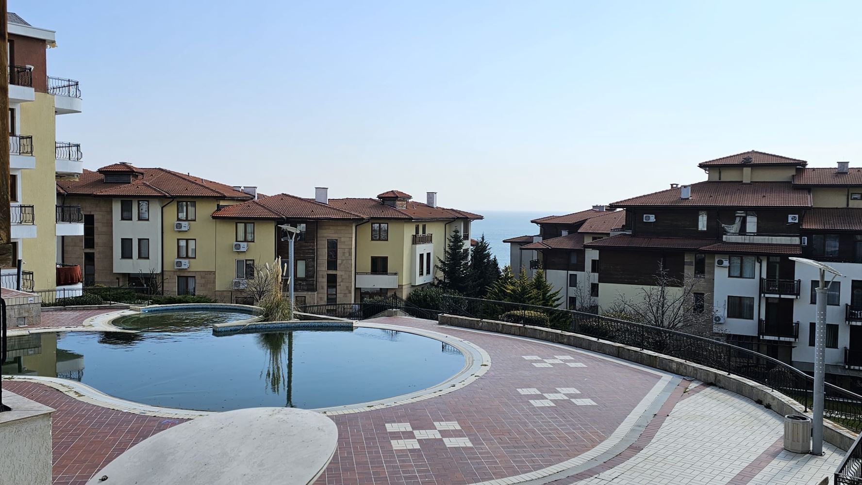 Geräumige 3-Zimmer-Wohnung in erster Meereslinie mit Privatstrand in Sveti Vlas