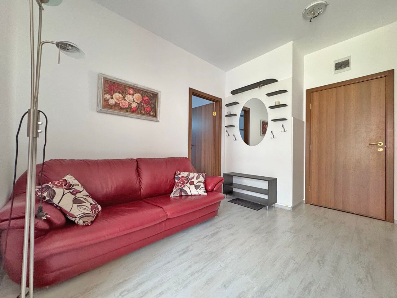 Drei-Zimmer-Wohnung in einem Komplex mit gut organisierter Umgebung und gemütlicher Atmosphäre