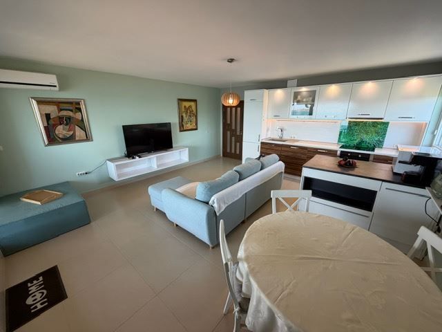 Geräumiges Appartment mit zwei Schlafzimmern in erster Meereslinie mit frontalem Panoramablick auf das Meer