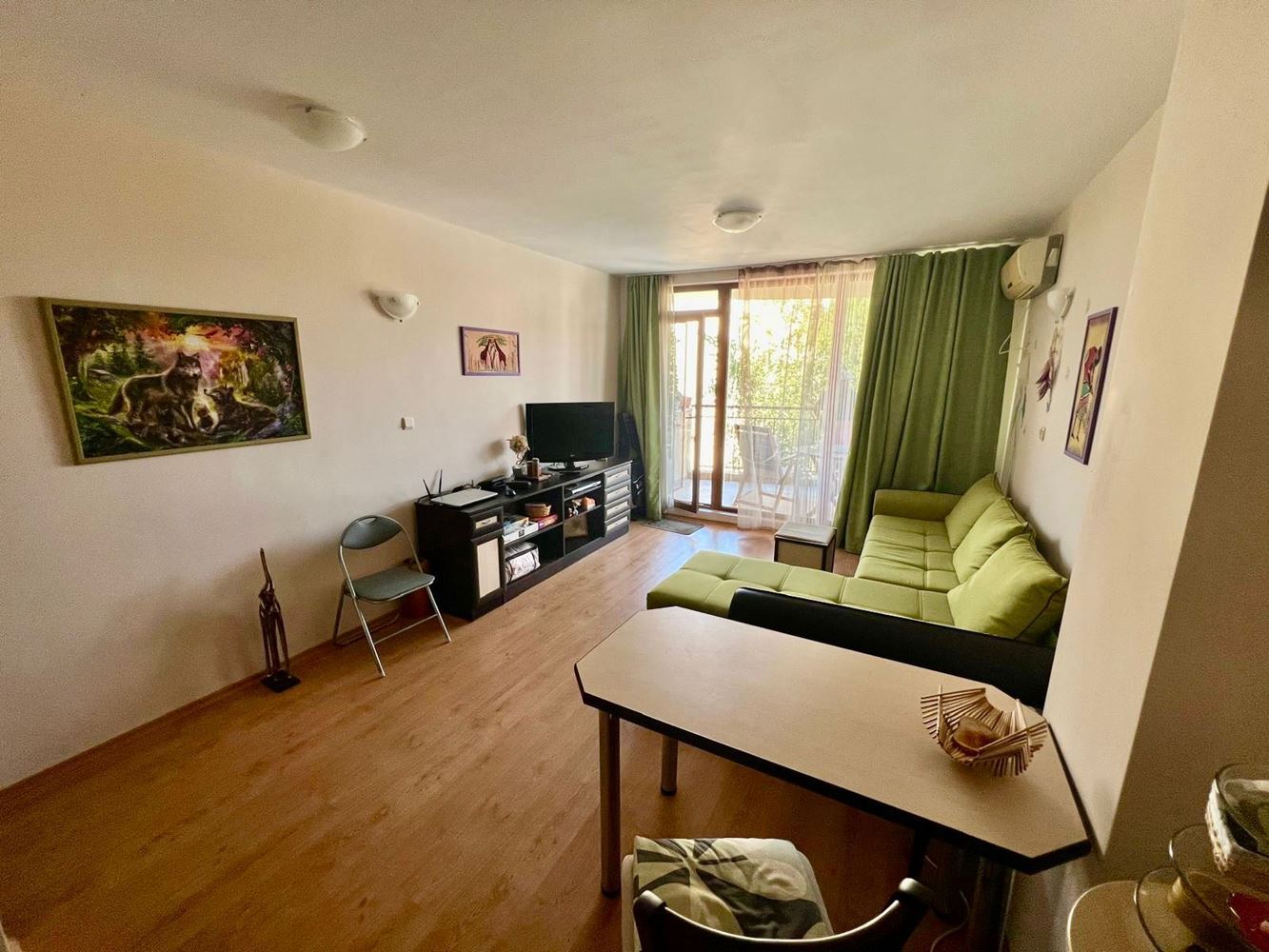 Helle 2-Zimmer-Wohnung in Tsarevo – nur 200 Meter vom Strand entfernt, umgeben von Meeresflair und der Natur des Strandzha-Gebirges