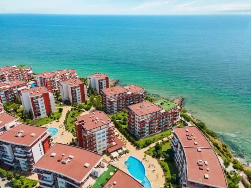 Erste Meereslinie in Sveti Vlas – geräumige Wohnung mit zwei Schlafzimmern und hervorragender Infrastruktur