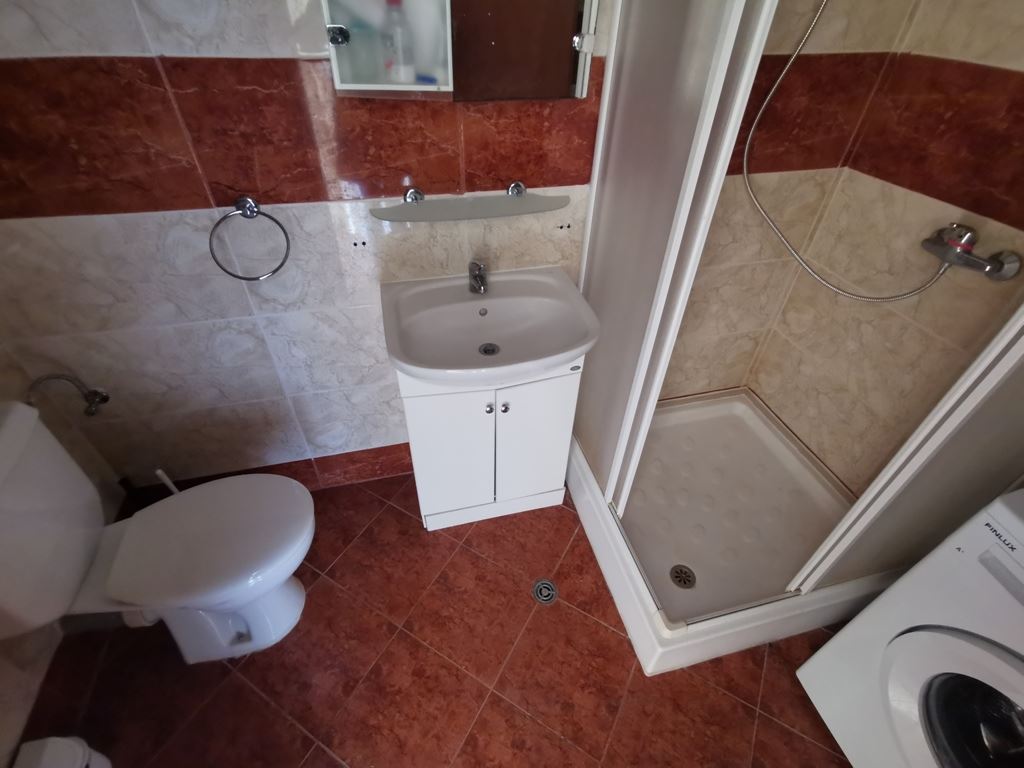 Wir bieten Ihnen eine exklusive Drei-Zimmer-Wohnung mit teilweisem Meerblick, gelegen in einer der gefragtesten und sehr gepflegten Anlagen in Sweti Wlas. 