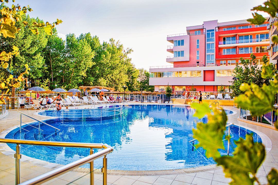 Gemütliches Studio mit Poolblick in einer prestigeträchtigen Anlage an der Grenze zwischen Nessebar und Sonnenstrand