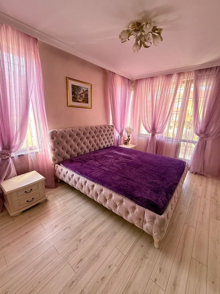 Luxuriöses Maisonette-Apartment mit großzügiger Veranda und Poolblick in Sveti Vlas