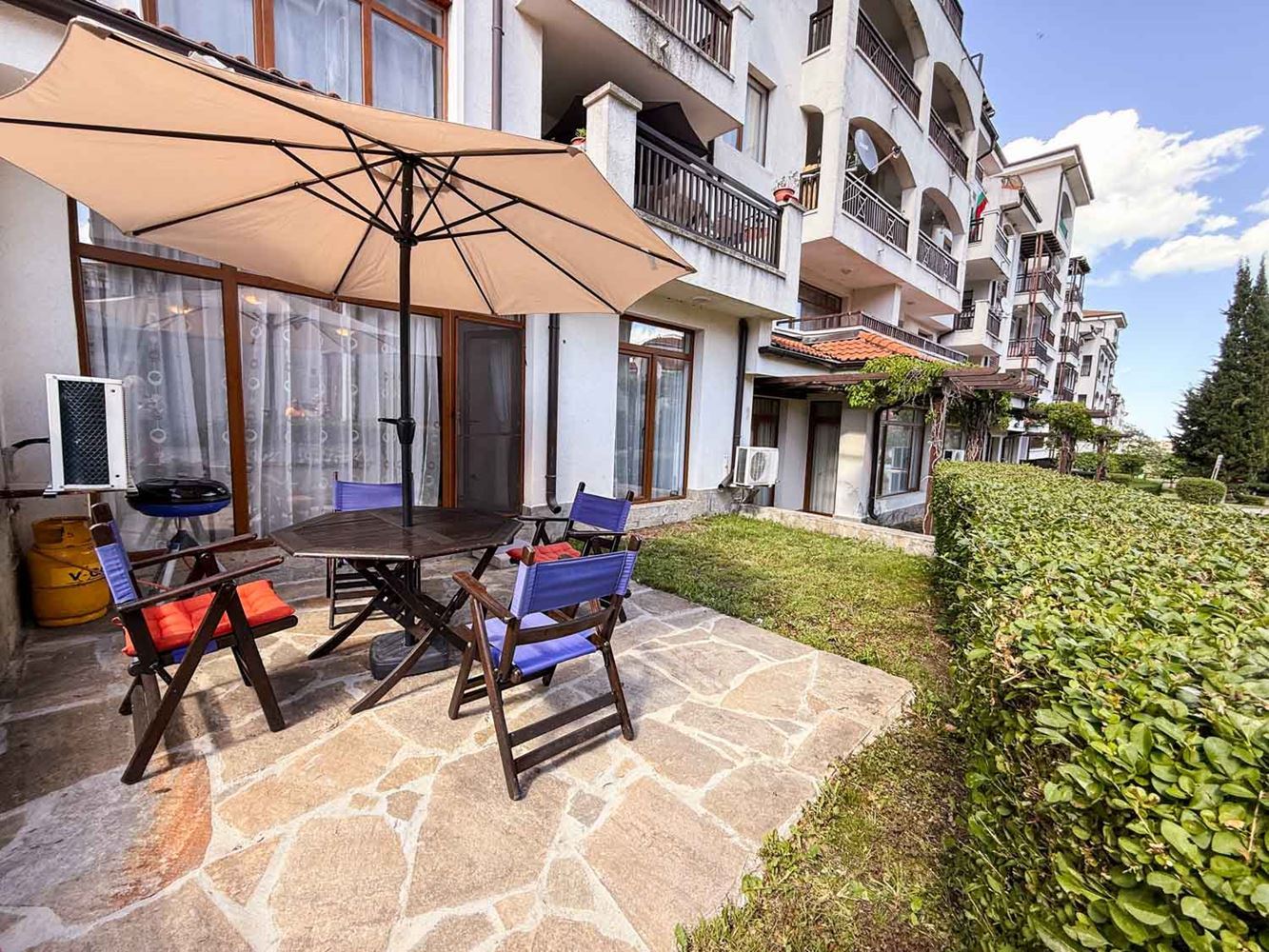 Großzügige Zweizimmerwohnung mit kleinem Privatgarten und großer Veranda in einer Anlage bei Aheloy