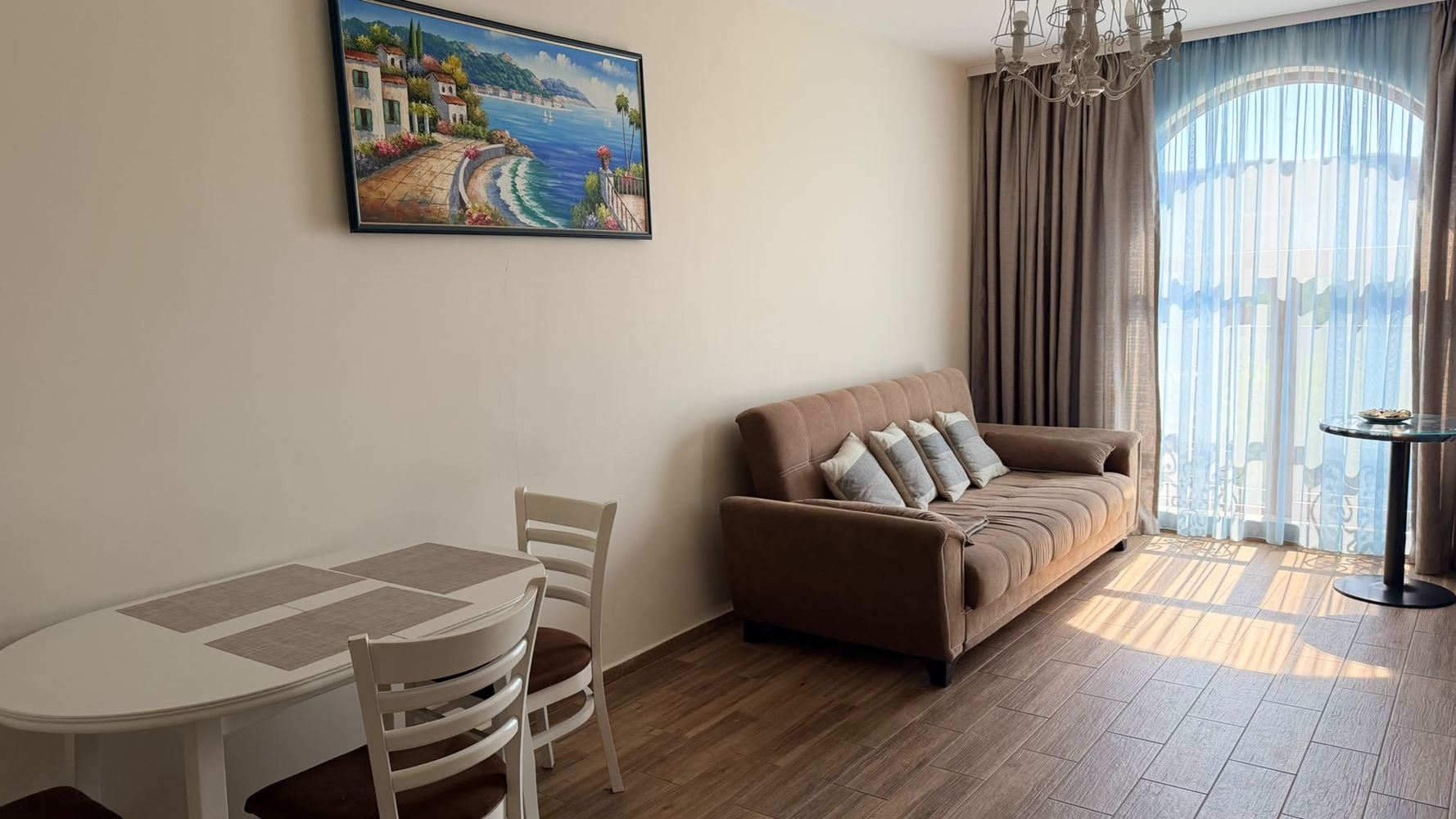 Zweizimmerwohnung mit Panoramablick, nur einen Schritt vom Meer entfernt in Ravda