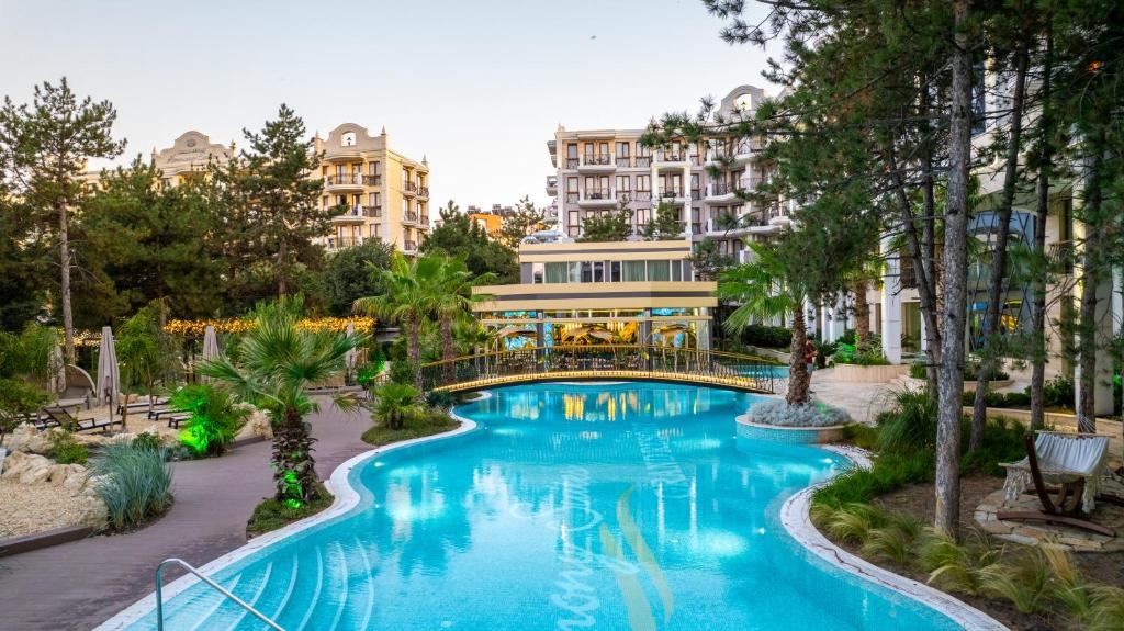 2-Zimmer-Wohnung mit Blick auf den Park und den Swimmingpool in einer prestigeträchtigen Wohnanlage am Sonnenstrand