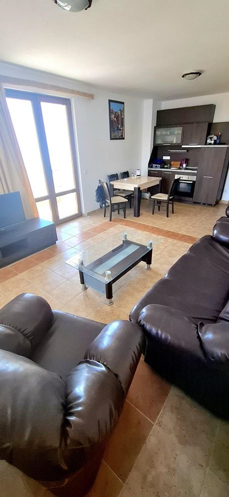 3-Zimmer-Wohnung in erster Linie mit frontalem Meerblick in Pomorie. Mit Tiefgaragenstellplatz!