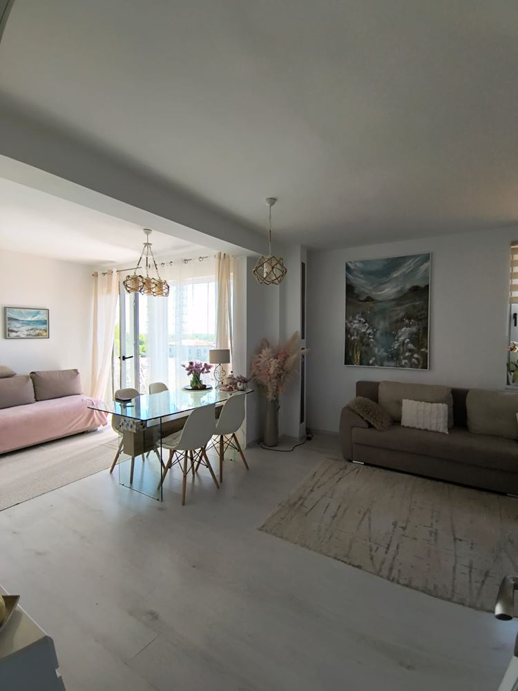 Renovierte Zwei-Schlafzimmer-Wohnung mit Panoramablick in einer modernen Anlage nahe Sonnenstrand