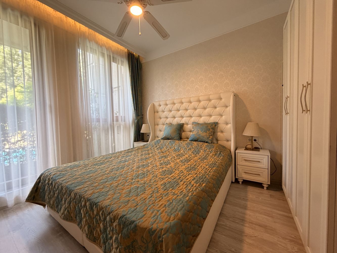 2-Zimmer-Wohnung mit Blick auf den Park und den Swimmingpool in einer prestigeträchtigen Wohnanlage am Sonnenstrand
