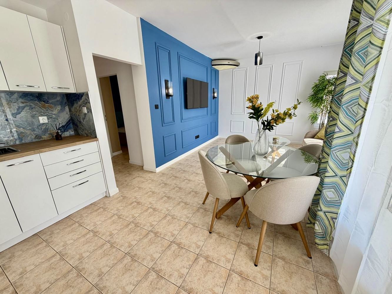Stilvolle, modern möblierte Zweizimmerwohnung mit einem Schlafzimmer und Blick auf den Pool in Sveti Vlas