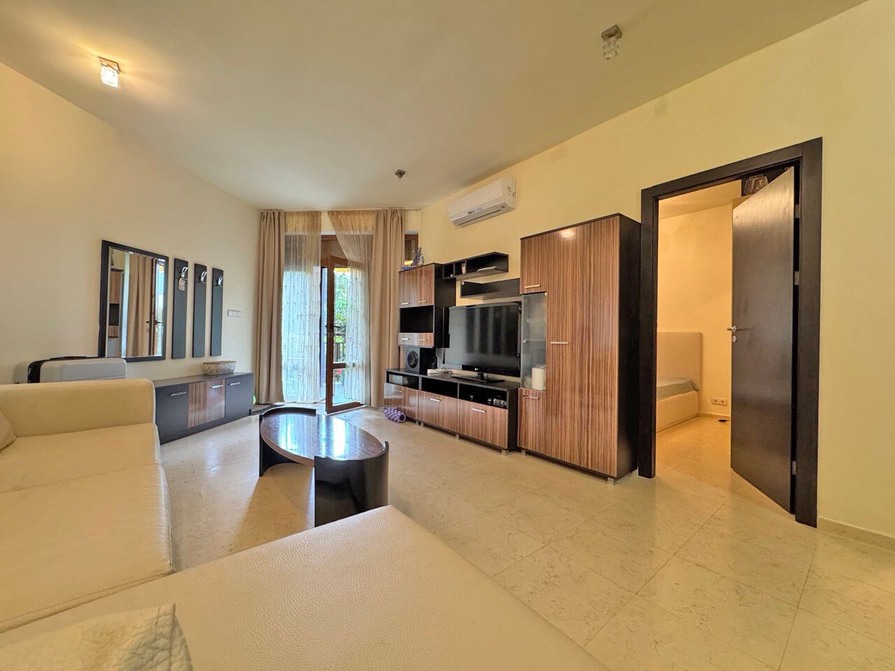 Elegante 2-Zimmer-Wohnung in erster Meereslinie in Sveti Vlas mit direktem Zugang zu Garten und Pool