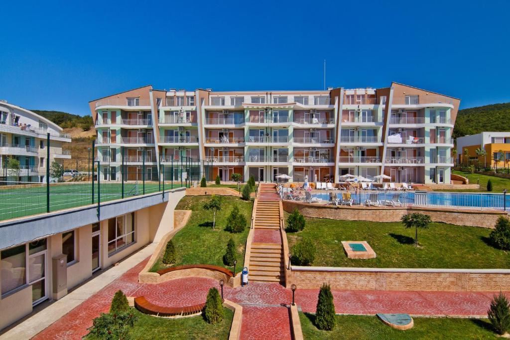Kleine Zweizimmerwohnung mit direktem Zugang zum Pool – gemütliche Immobilie in einer Wohnanlage mit umfangreicher Infrastruktur nahe Sonnenstrand
