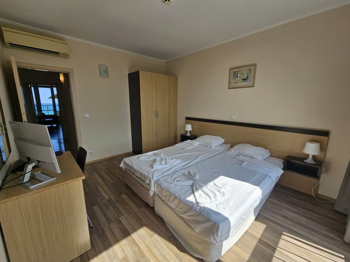 Luxuriöse Drei-Zimmer-Wohnung mit drei Schlafzimmern in erster Meereslinie in Obzor – Panoramablick auf Meer und Berge