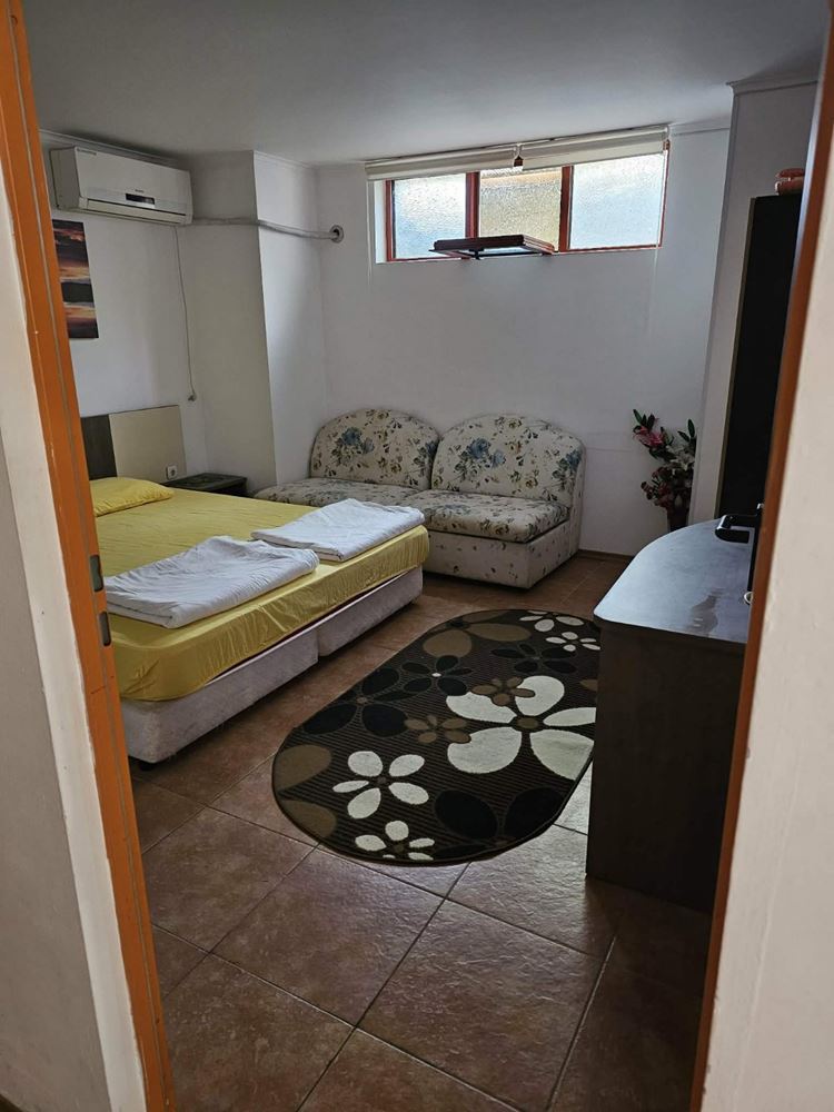 Geräumige Drei-Zimmer-Wohnung in Nessebar mit niedriger Jahresgebühr und kostenlosem Parkplatz