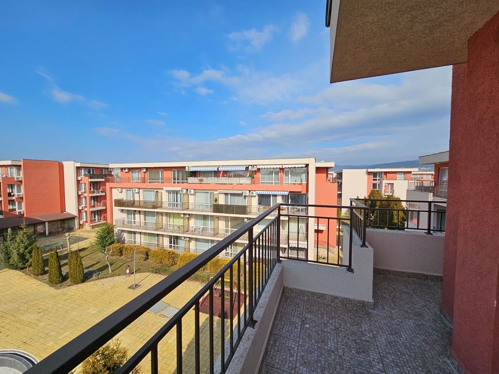 Vollständig eingerichtetes Ein-Zimmer-Apartment im obersten Stock in Sunny Beach – Poolblick und luxuriöse Atmosphäre