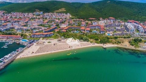 Wohnung in erster Meereslinie mit direktem Strandzugang in Sveti Vlas – privater Garten direkt an der Wohnung