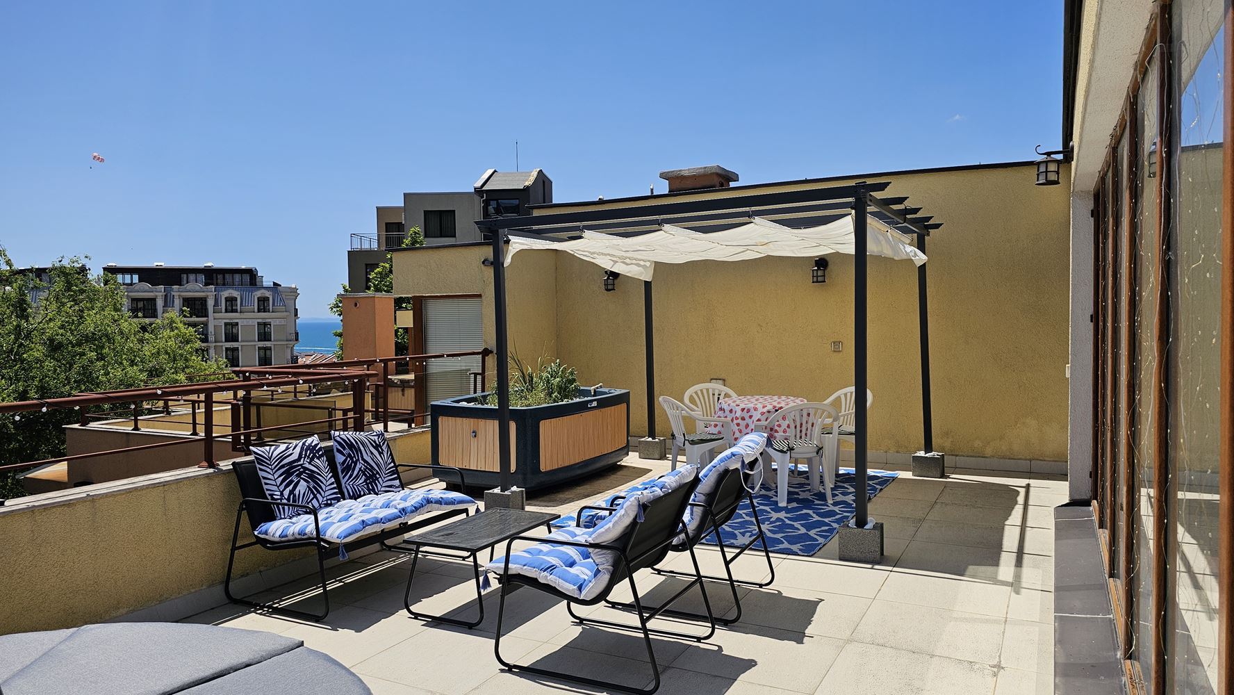 Zweizimmer-Maisonette mit großer Panoramaterrasse in einer prestigeträchtigen Anlage in Sveti Vlas