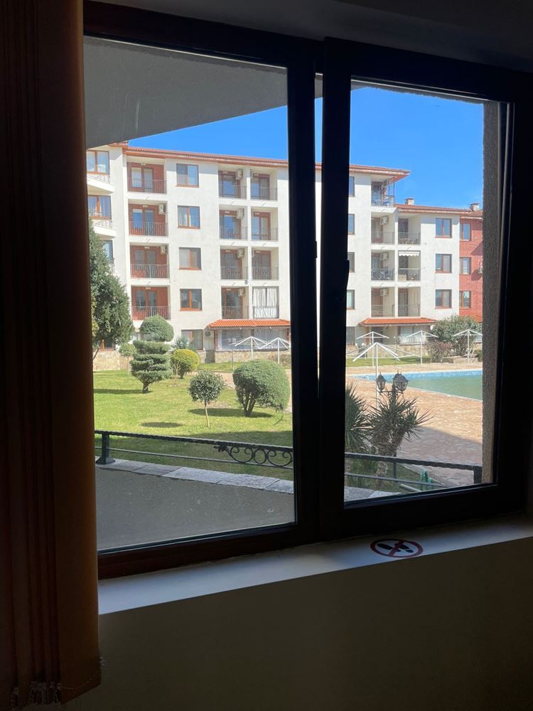 Stilvolle 3-Zimmer-Wohnung im Erdgeschoss mit Poolblick – nur 300 Meter vom Meer in Nessebar entfernt