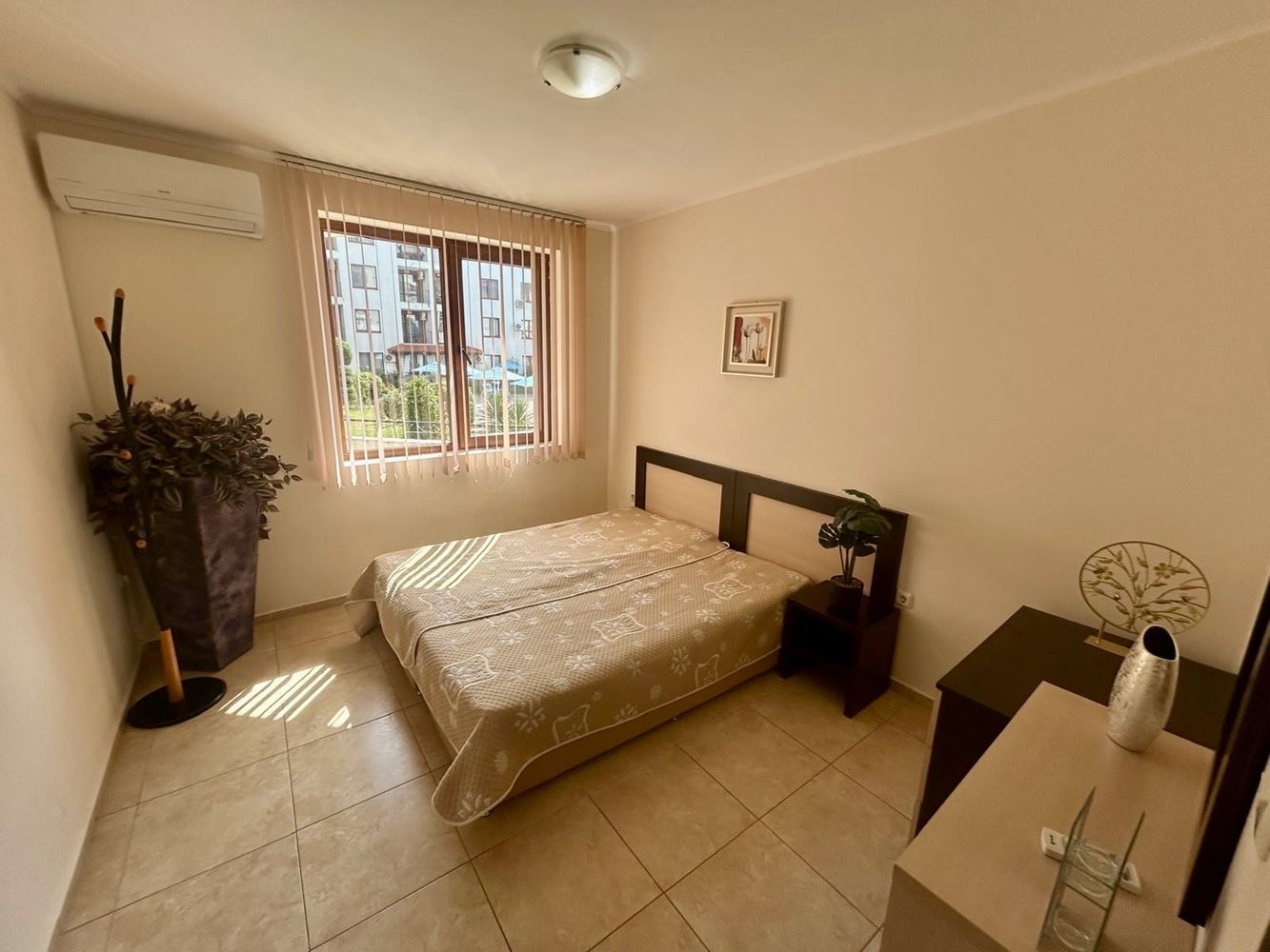 Geräumige Drei-Zimmer-Wohnung mit Poolblick und hervorragenden Annehmlichkeiten in Nessebar