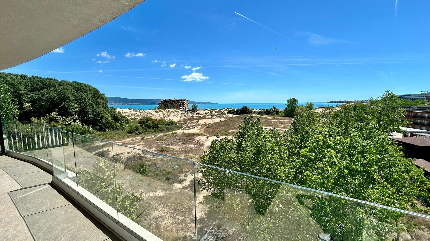 Elegante 3-Zimmer-Wohnung mit Panoramablick auf das Meer in erster Meereslinie in Sonnenstrand