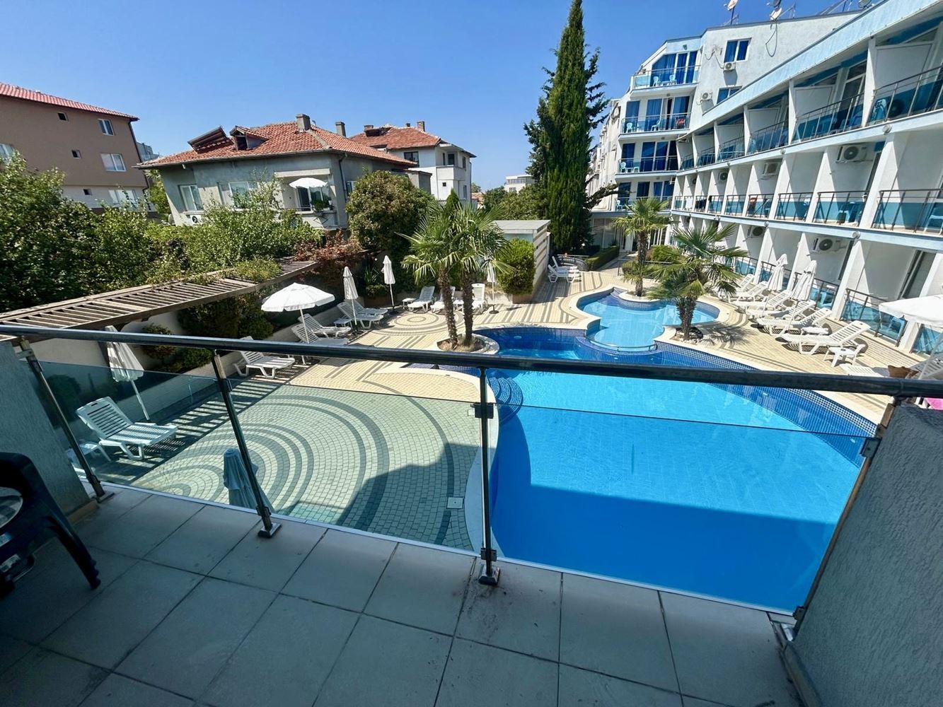 Gemütliches und geräumiges Studio in Ahtopol – bezugsfertig, mit Act 16 und Blick auf den Swimmingpool