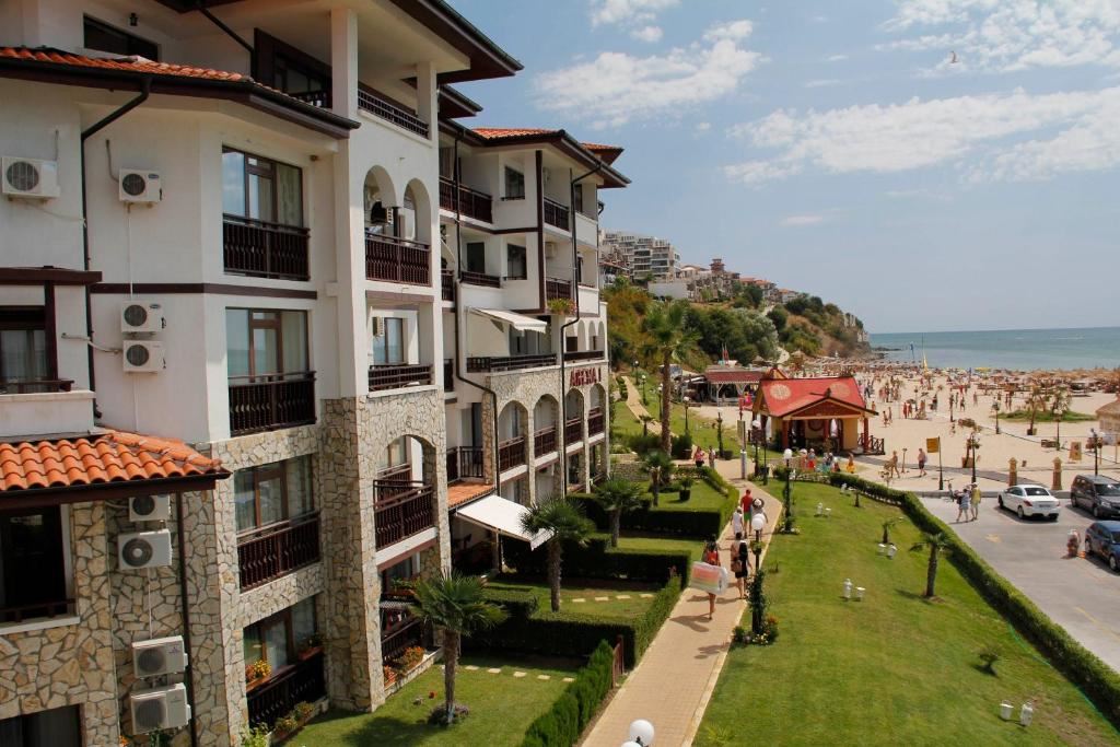 Wohnung in erster Meereslinie in Sveti Vlas – stilvolle Immobilie am Strand und am Yachthafen „Marina Dinevi“