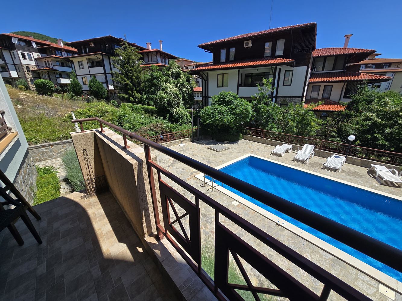 2-Zimmer-Wohnung in Sveti Vlas mit direktem Zugang zum Pool – ein ruhiger Ort zum Wohnen und Erholen