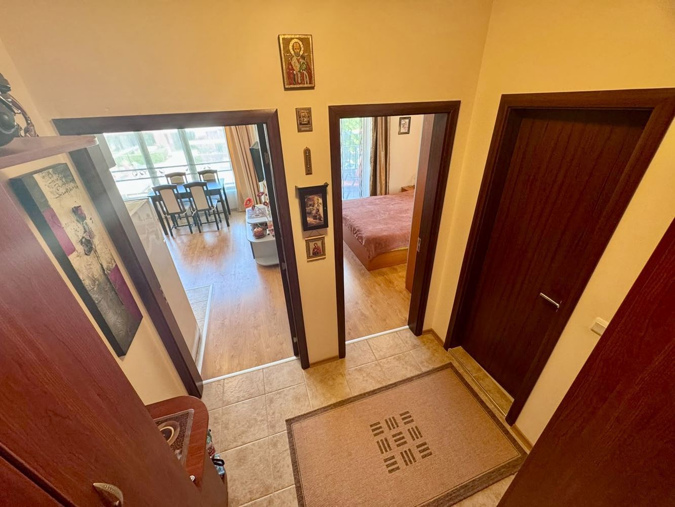 Komfortable 2-Zimmer-Wohnung mit großzügiger Terrasse und Poolblick in einer luxuriösen Anlage in Nessebar