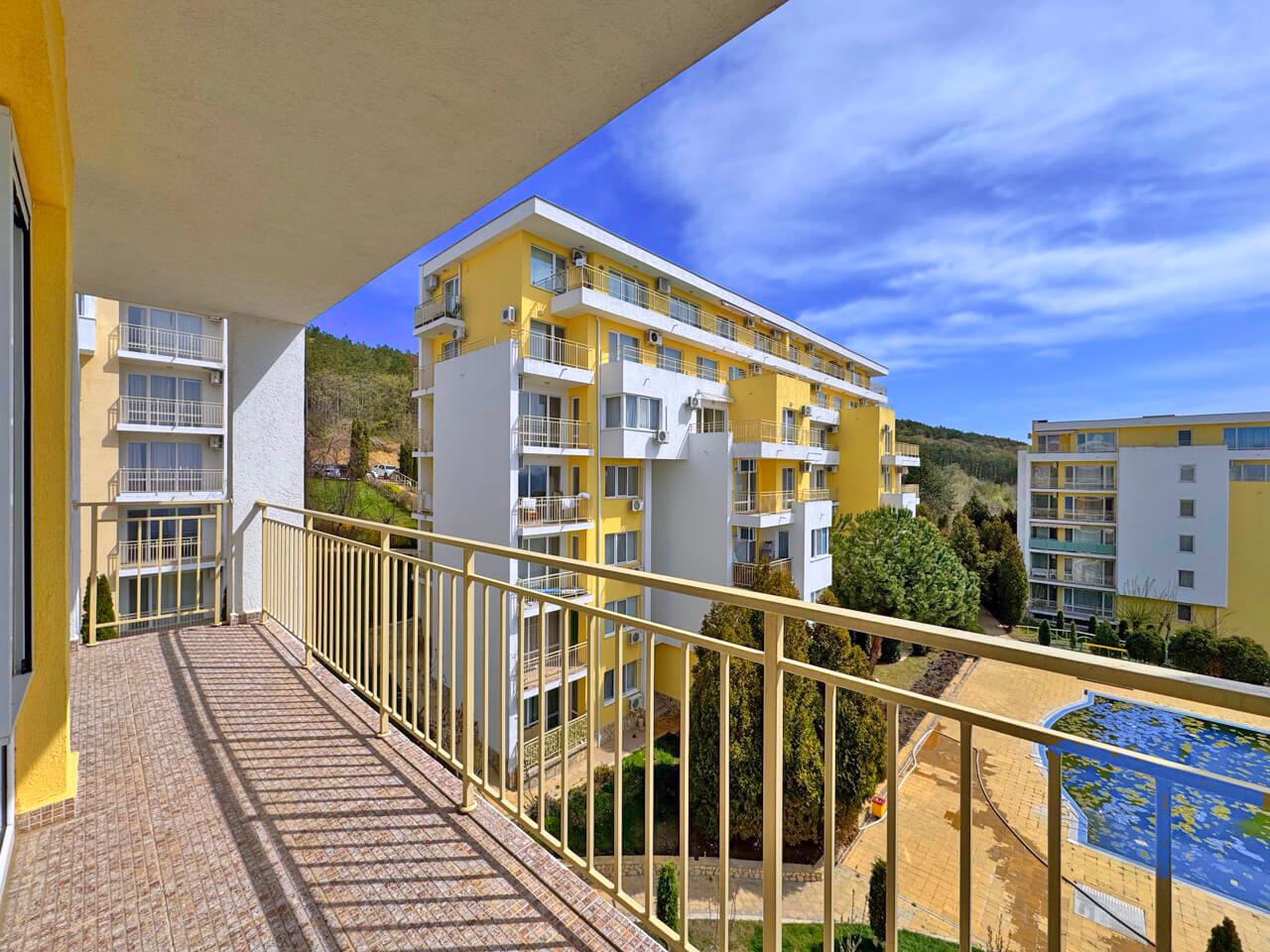 2-Zimmer-Wohnung mit Meerblick und Blick auf den Pool in einer prestigeträchtigen Anlage in Sveti Vlas