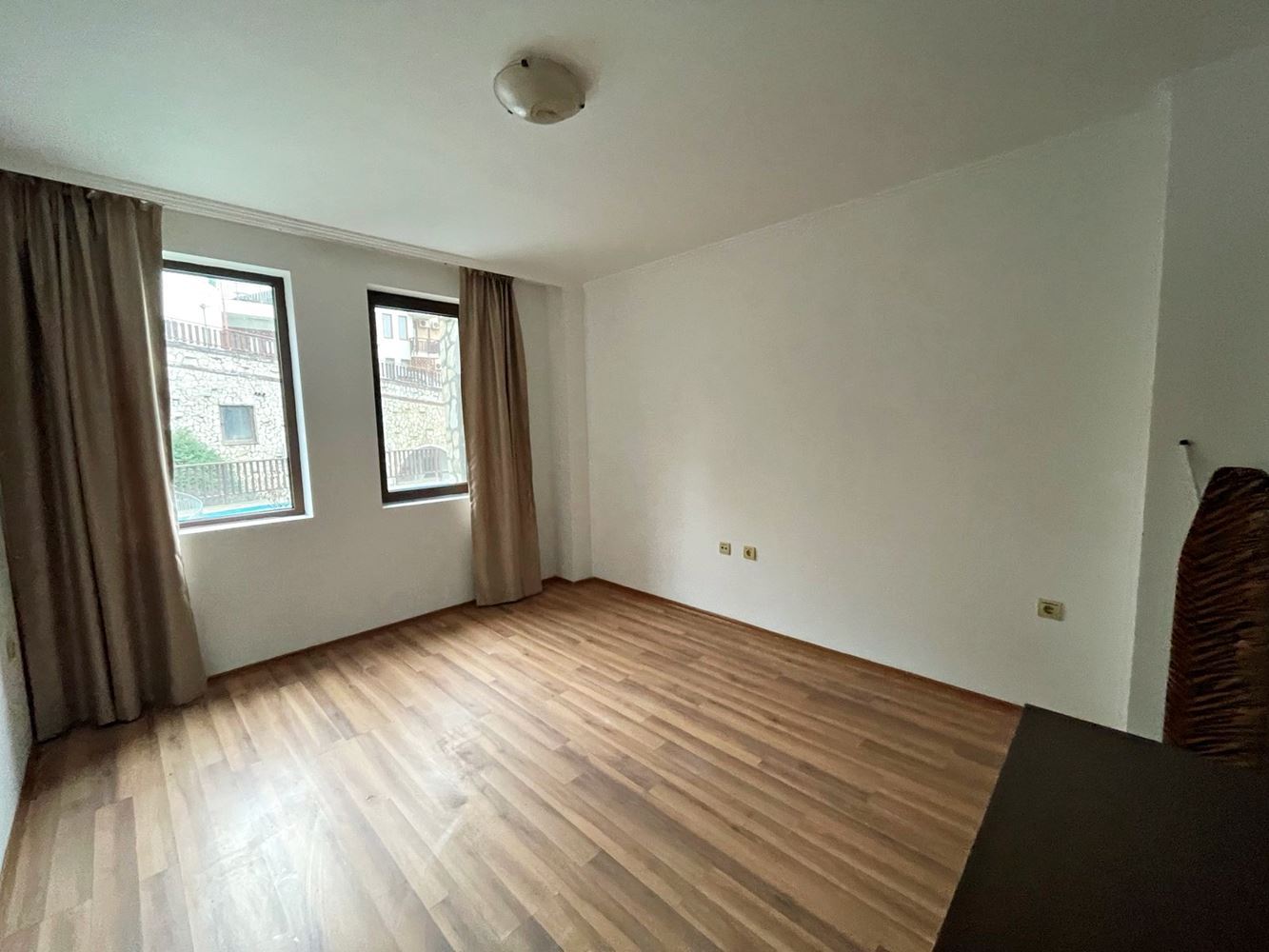 Luxus und Ruhe in erster Meereslinie in Sweti Wlas – großzügige 2-Zimmer-Wohnung mit Blick auf den Pool