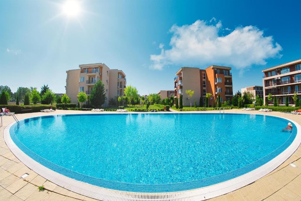 Möbliertes Studio in Sonnenstrand mit Swimmingpool, Tennisplatz und grüner Gartenanlage