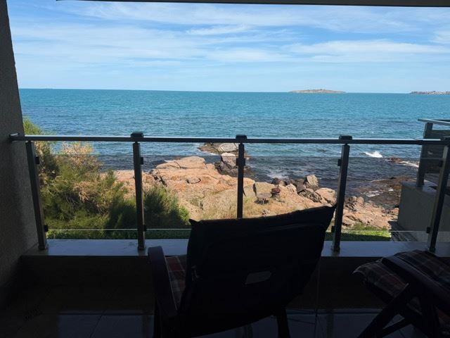 Geräumiges Appartment mit zwei Schlafzimmern in erster Meereslinie mit frontalem Panoramablick auf das Meer