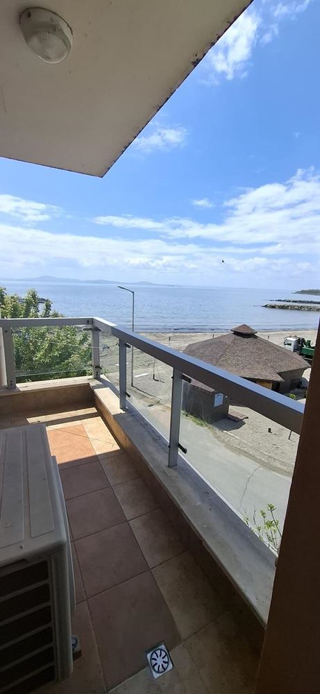 3-Zimmer-Wohnung in erster Linie mit frontalem Meerblick in Pomorie. Mit Tiefgaragenstellplatz!