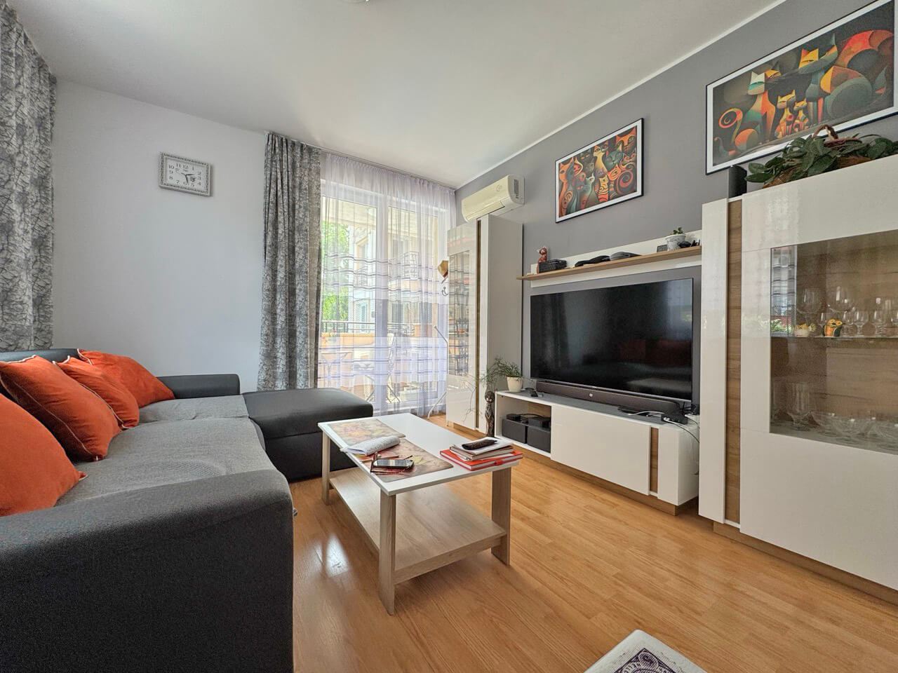 Luxuriöse Zweizimmerwohnung mit Poolblick in einer prestigeträchtigen Anlage in Sonnenstrand