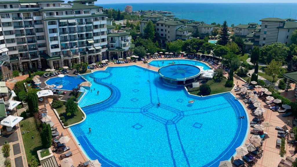 Hoher Standard und vielfältige Annehmlichkeiten – Hervorragende Zwei-Zimmer-Wohnung in einem Luxuskomplex direkt am Meer in Ravda