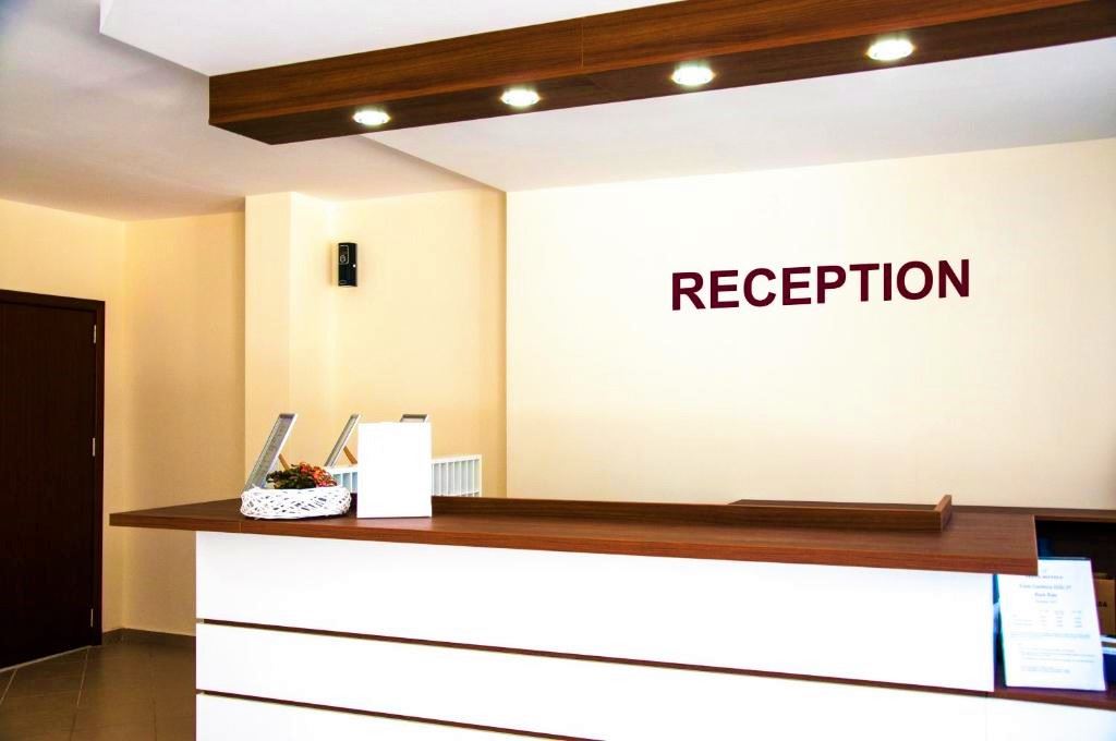 Einzimmerapartment mit Poolblick am Rand von Sonnenstrand – Ruhe, Natur und ganzjähriger Komfort