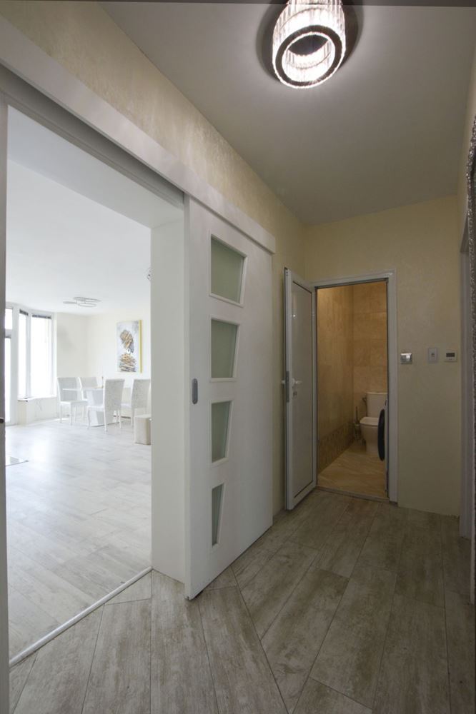 Luxuriöse Drei-Zimmer-Wohnung mit Meerblick in erster Reihe in Ravda – 114 m², zwei Terrassen und maximaler Komfort