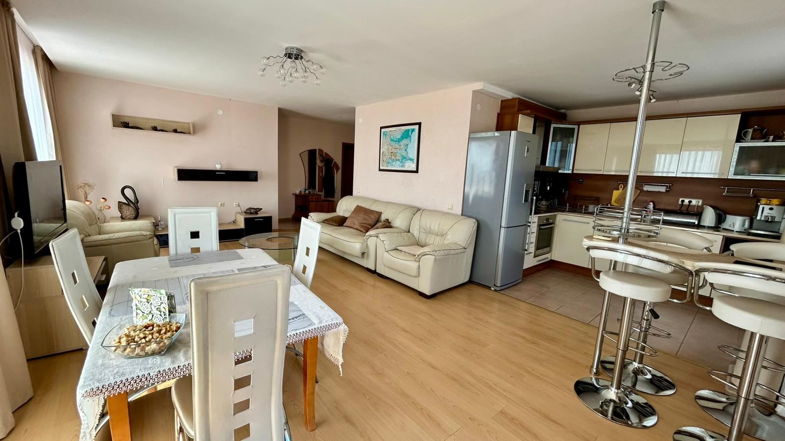 Sveti Vlas – Drei-Zimmer-Wohnung mit direktem Panoramablick auf das Meer in einer Anlage in erster Linie