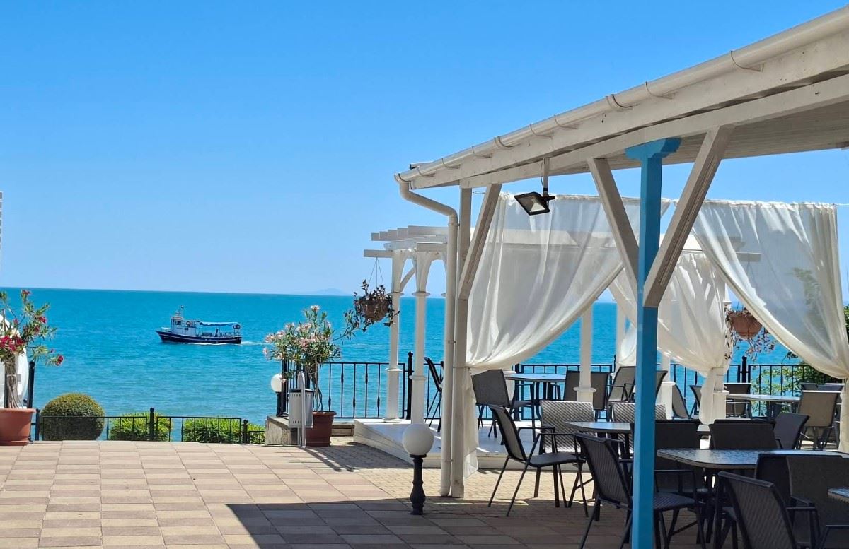 2-Zimmer-Wohnung mit Panoramablick auf das Meer in erster Meereslinie in Sveti Vlas