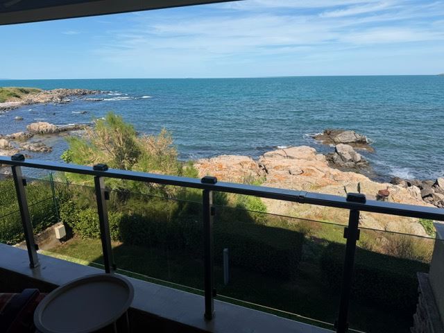 Geräumiges Appartment mit zwei Schlafzimmern in erster Meereslinie mit frontalem Panoramablick auf das Meer