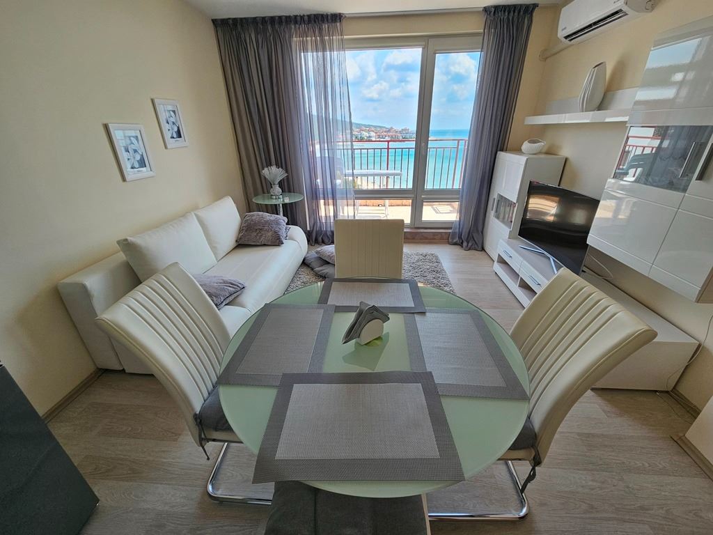 Luxuriöses Panoramaapartment in erster Meereslinie mit zwei Schlafzimmern und einer riesigen Terrasse