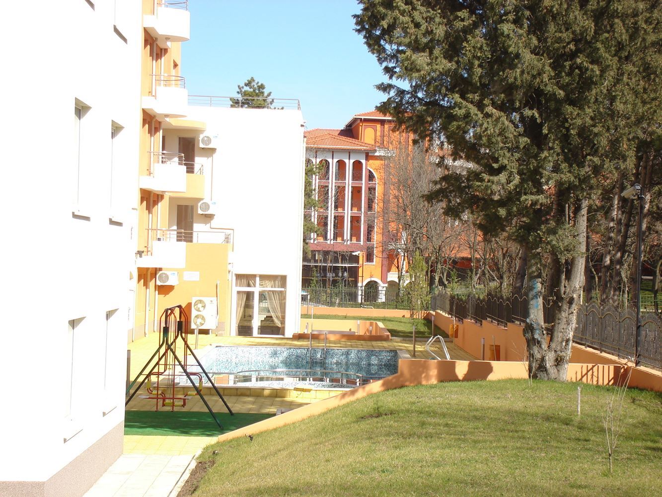Pomorie 300 m vom Meer entfernt – möblierte Zweizimmerwohnung mit einem Schlafzimmer in einer Wohnanlage mit Swimmingpool