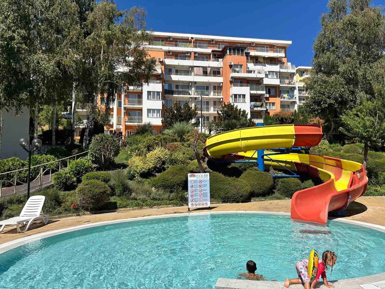 Wohnung mit wunderschönem Poolblick in Sveti Vlas – Ihr Ort für Erholung am Meer