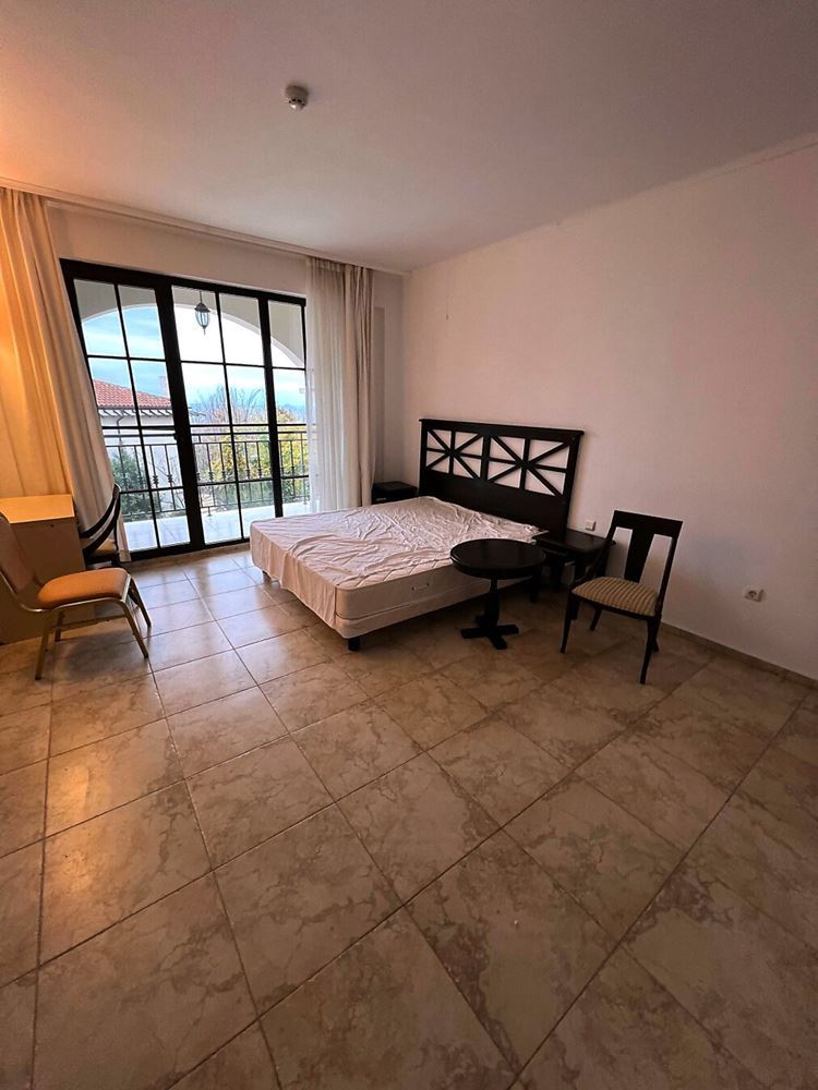 Einzigartige Drei-Zimmer-Wohnung mit Panoramablick auf das Meer und den Pool in erster Meereslinie in Obzor
